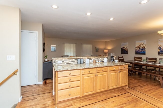 Building Photo - BEAUTIFUL 4BD SPLIT-LEVEL HOME in VILLA LOMA NEIGHBORHOOD - Security Deposit Waiver Available