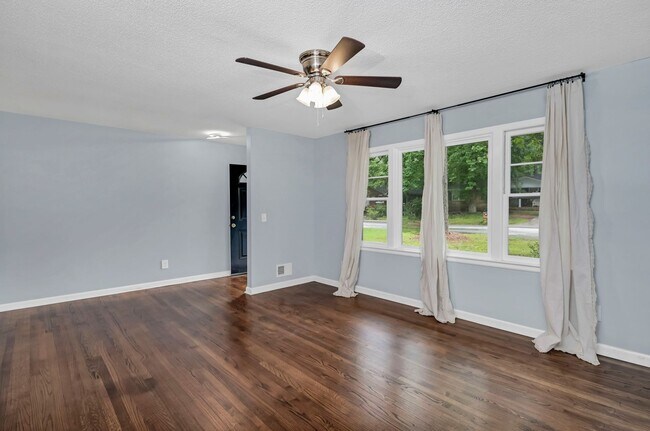Foto del edificio - Newly Updated 3 Bedroom Home with Spacious...