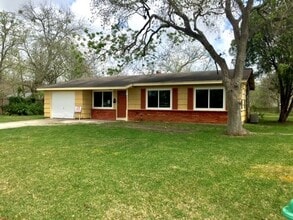 Building Photo - 116 Forest Oaks Ln