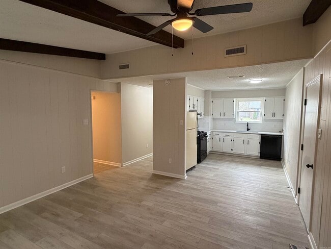 Building Photo - 10911 Vernon Dr