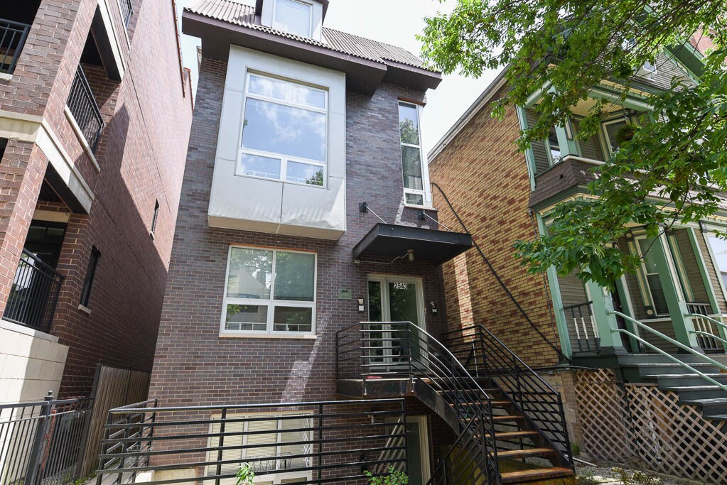Primary Photo - 2543 N Southport Ave