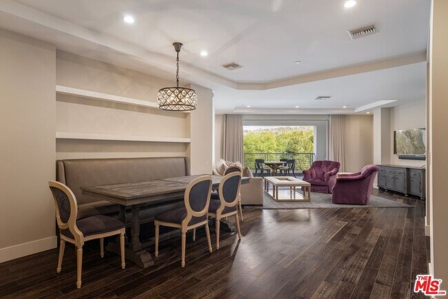 Foto del edificio - 460 N Palm Dr