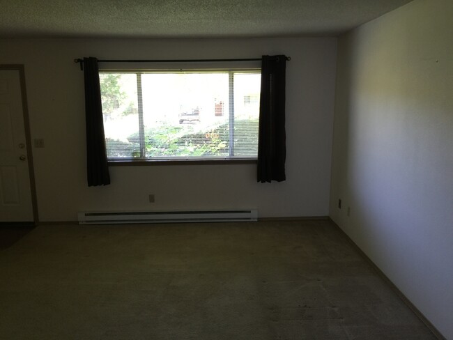 Sala de estar y comedor abiertos - 2118 19th St