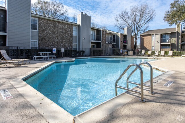 Building Photo - Oak Run Manor Apartments