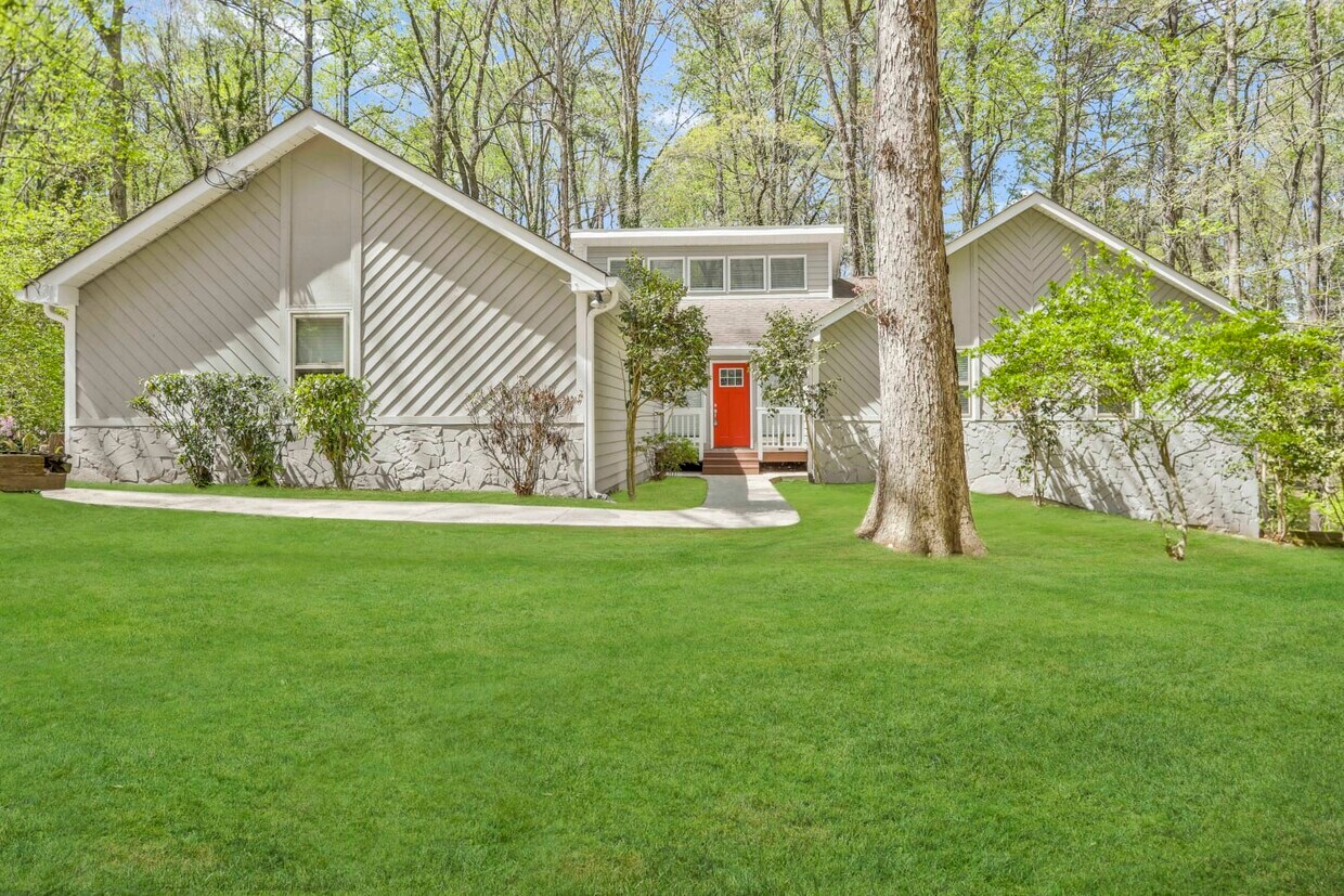 Primary Photo - 431 Cricket Hill Trl