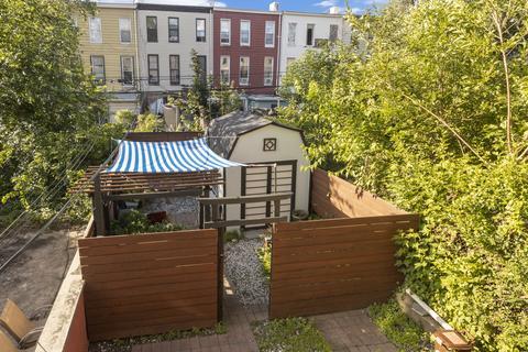 Backyard + music studio - 523 Bainbridge St