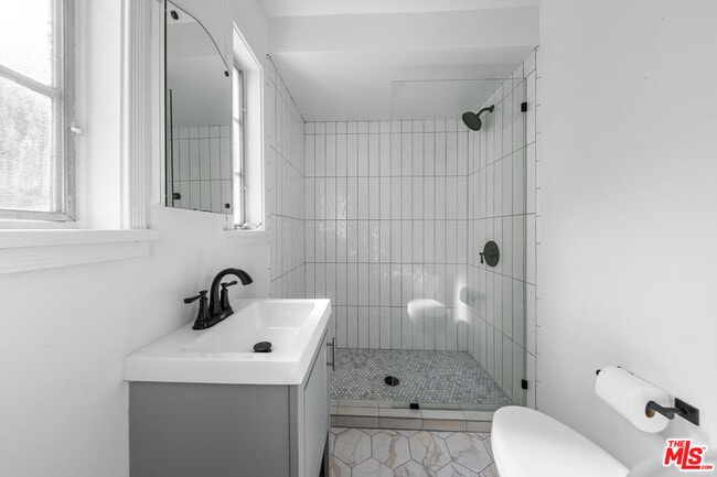 Building Photo - 2565 Canyon Dr