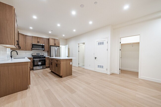 Building Photo - Modern 3-Bedroom in Prime Location | One M...