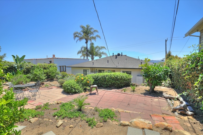 Building Photo - Riviera 1 Bdrm with City Views!