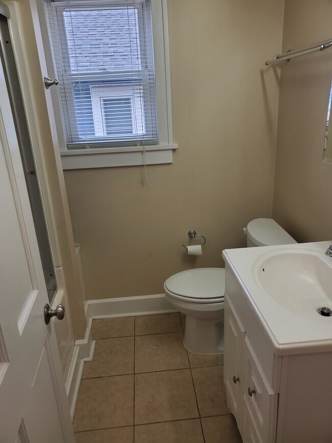 Foto del edificio - 1206 E 8th St