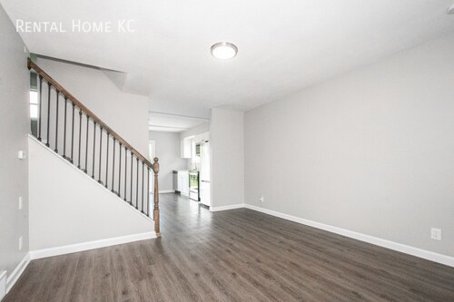 Building Photo - 3-bedroom duplex with fenced yard in West ...