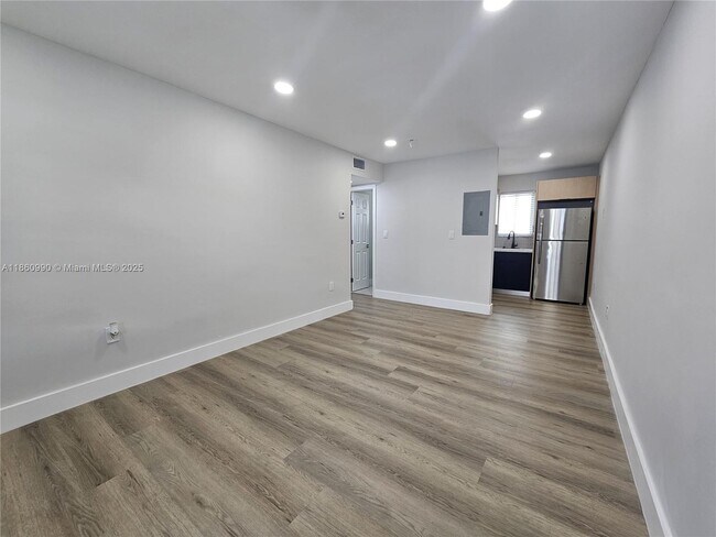 Foto del edificio - 560 NE 63rd St