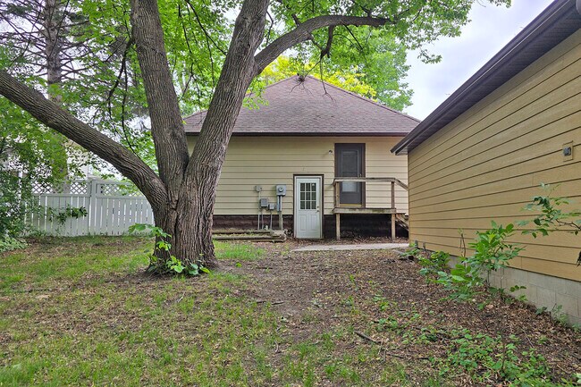 909 6th Ave Patio trasero y entrada - 909 6th Ave