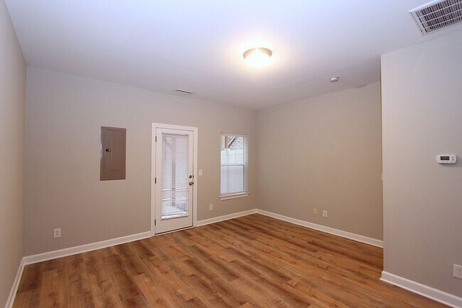 Building Photo - 3 Story Townhome near Brier Creek!