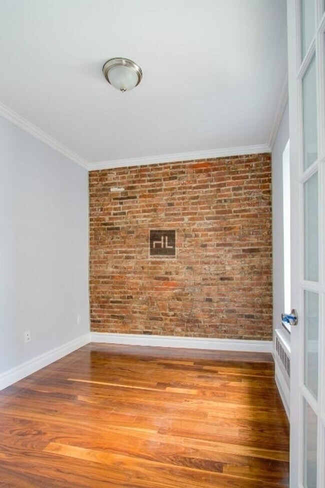 Building Photo - Mott Street