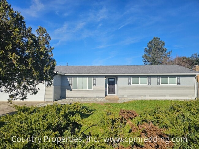 Foto del edificio - House with Huge Shop in the Heart of Redding Available Now!