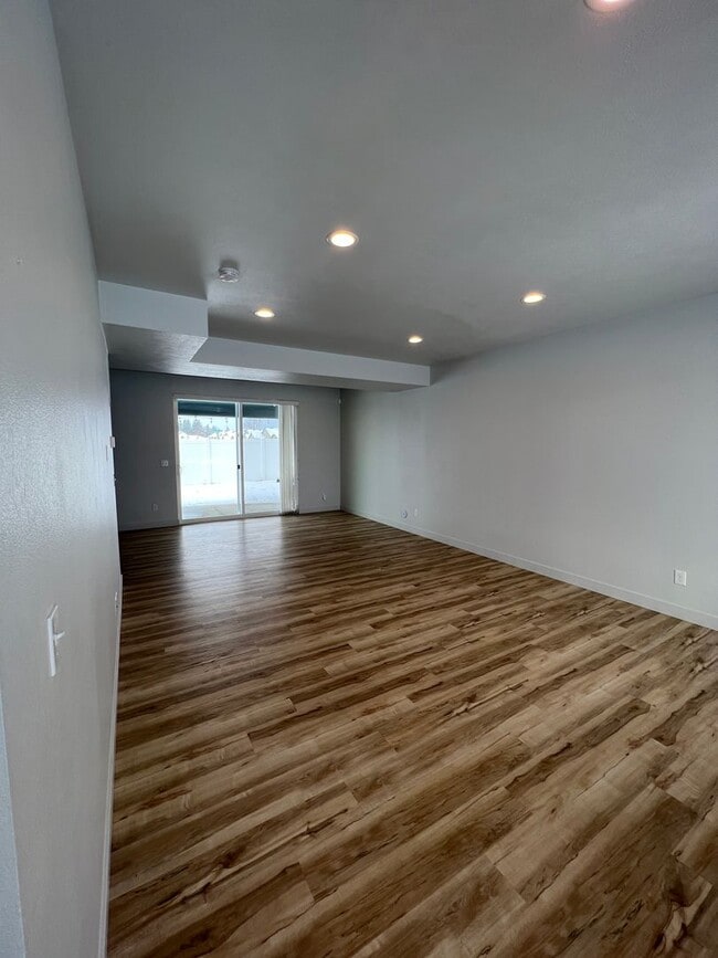 Building Photo - New on the Market!