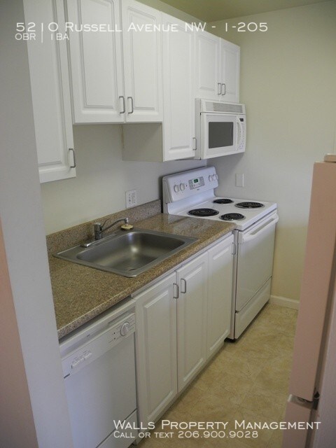 Building Photo - Spacious studio with new laminate flooring