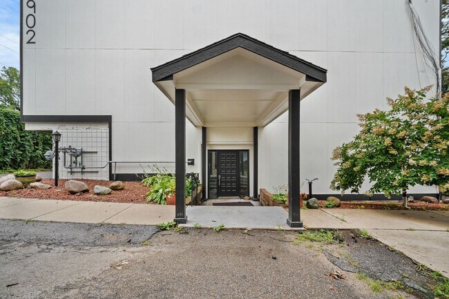Foto del edificio - 2bed 2 bath contemporary condo overlooking the Waveland Golf Course
