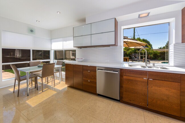 Foto del edificio - 17548 Marilla St