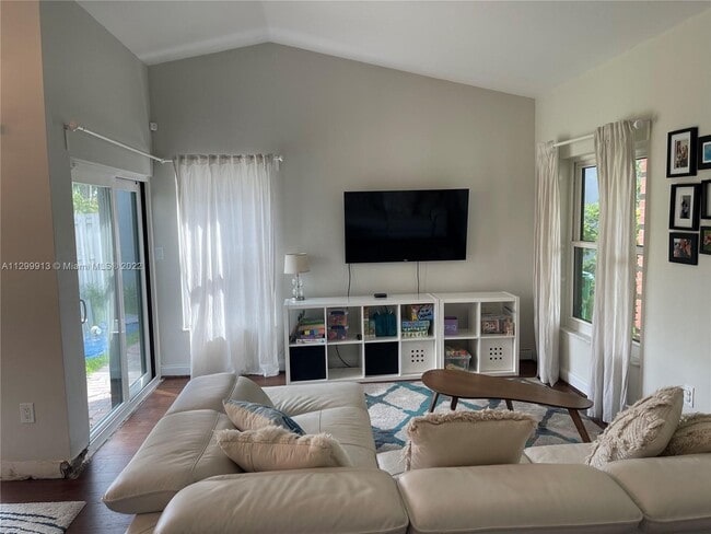 Foto del edificio - 521 Mulberry Ln