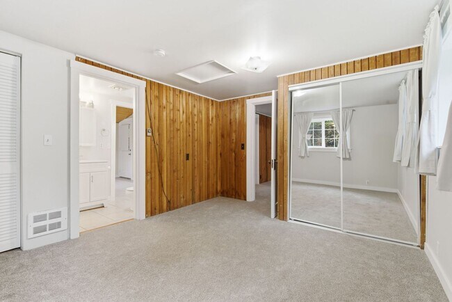 Building Photo - Scandia Water View Cottage