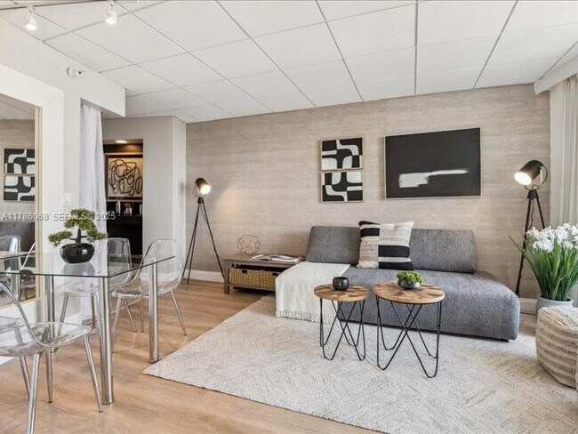 Foto del edificio - 2670 E Sunrise Blvd