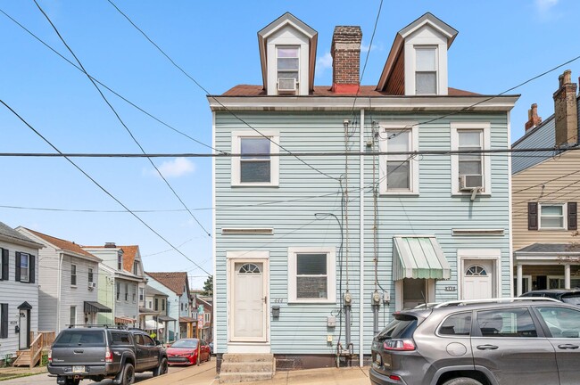 Building Photo - 2 bed 1 bath with fresh updates - great lo...