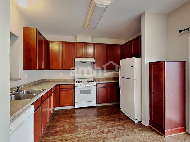 Foto del edificio - 625 Cary Woods Cir