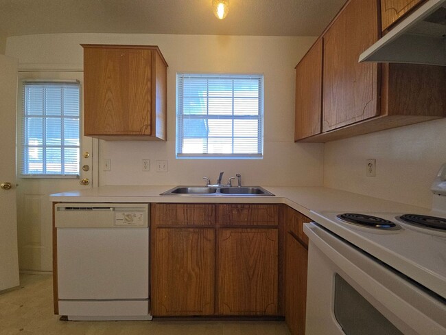 Foto del edificio - RENT SPECIAL - AVAILABLE NOW!