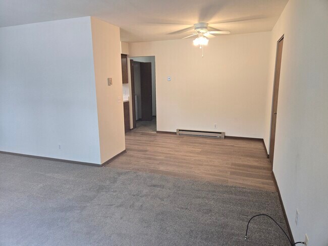 Foto del edificio - 4030 Elmhurst Rd