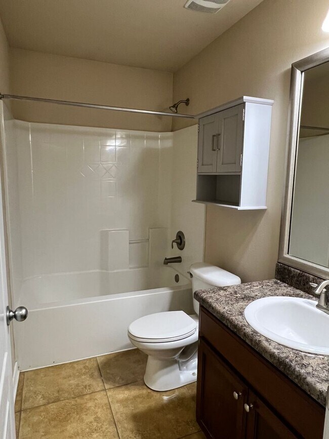 Building Photo - Convenient access to I-10 & Pensacola!