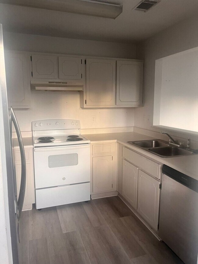 Building Photo - 6 mos. & 12 mos. Lease Options