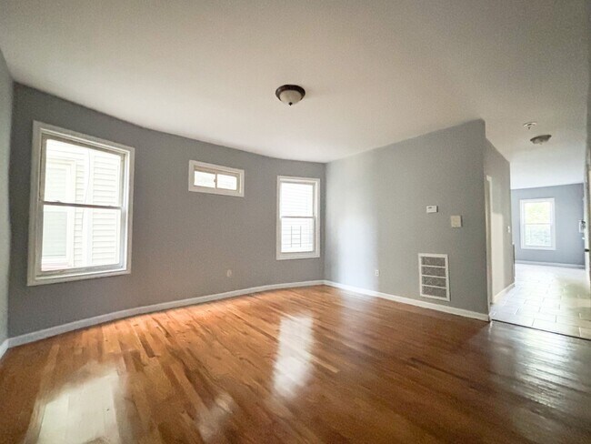 Foto del edificio - 144 Johnson Ave
