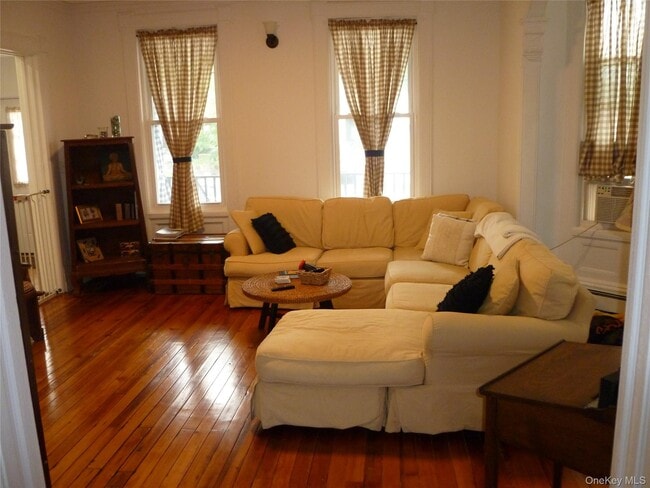 Foto del edificio - 38 Fairview Ave