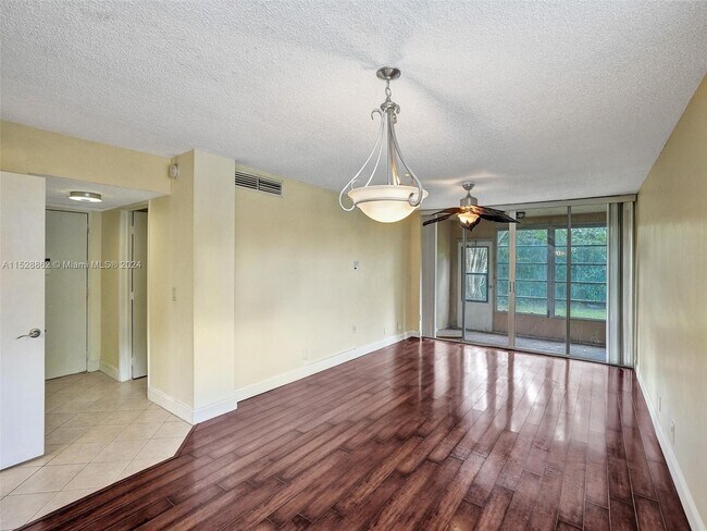 Building Photo - 9470 Live Oak Pl