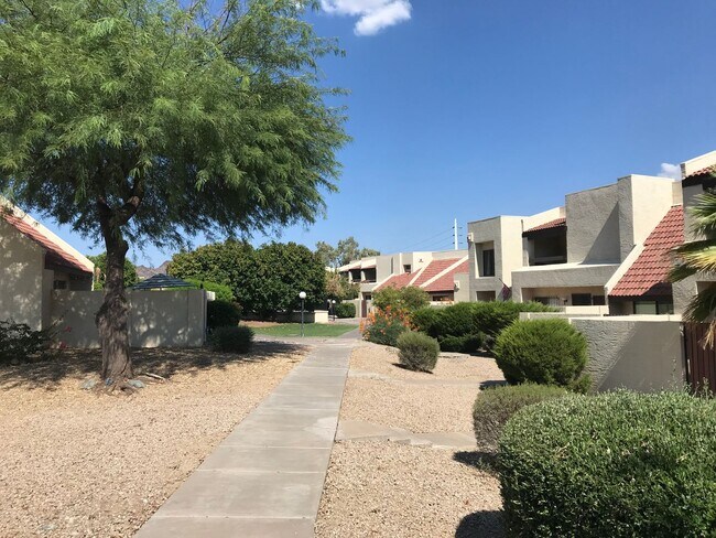 Foto del edificio - 2 bed + Bonus Room/Loft and 2 car garage