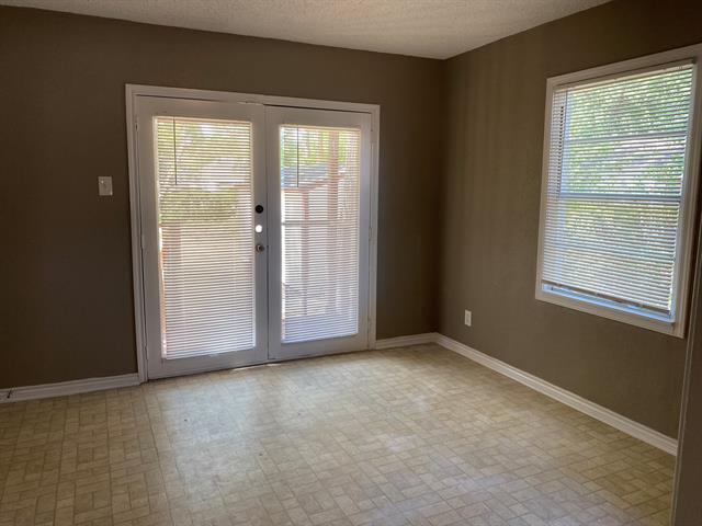 Building Photo - 742 Oak Dr