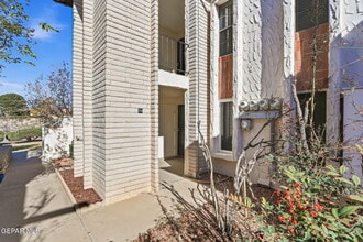 Building Photo - 6201 Escondido Dr