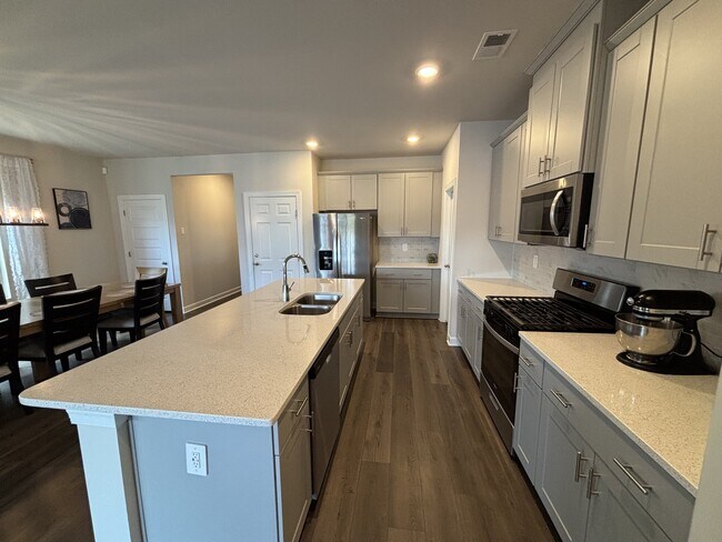 Building Photo - 702 Whitebark Dr