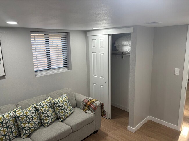 Foto del edificio - 2220 Nome St