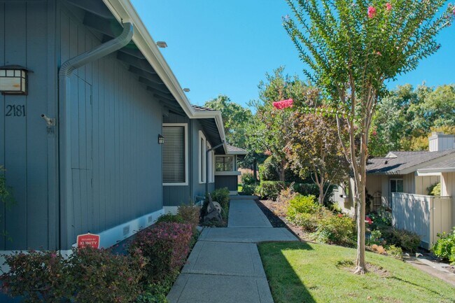 Building Photo - Spacious 3 Bedroom 2 Bath townhome for ren...