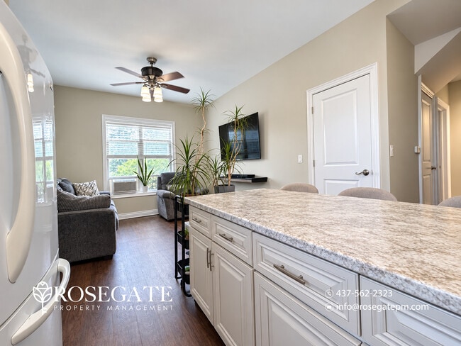 Photo du bâtiment - Pet-Friendly 2-Bedroom Corner-Unit House in Barrie | 2 Parking Spots + Deck
