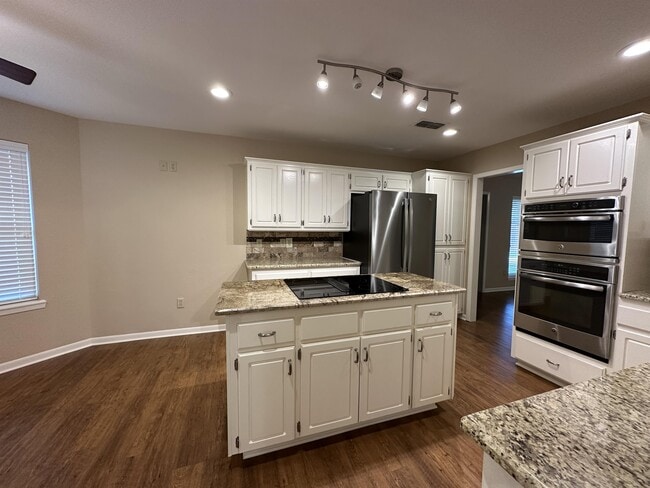 Foto del edificio - 4850 Jennifer Ln