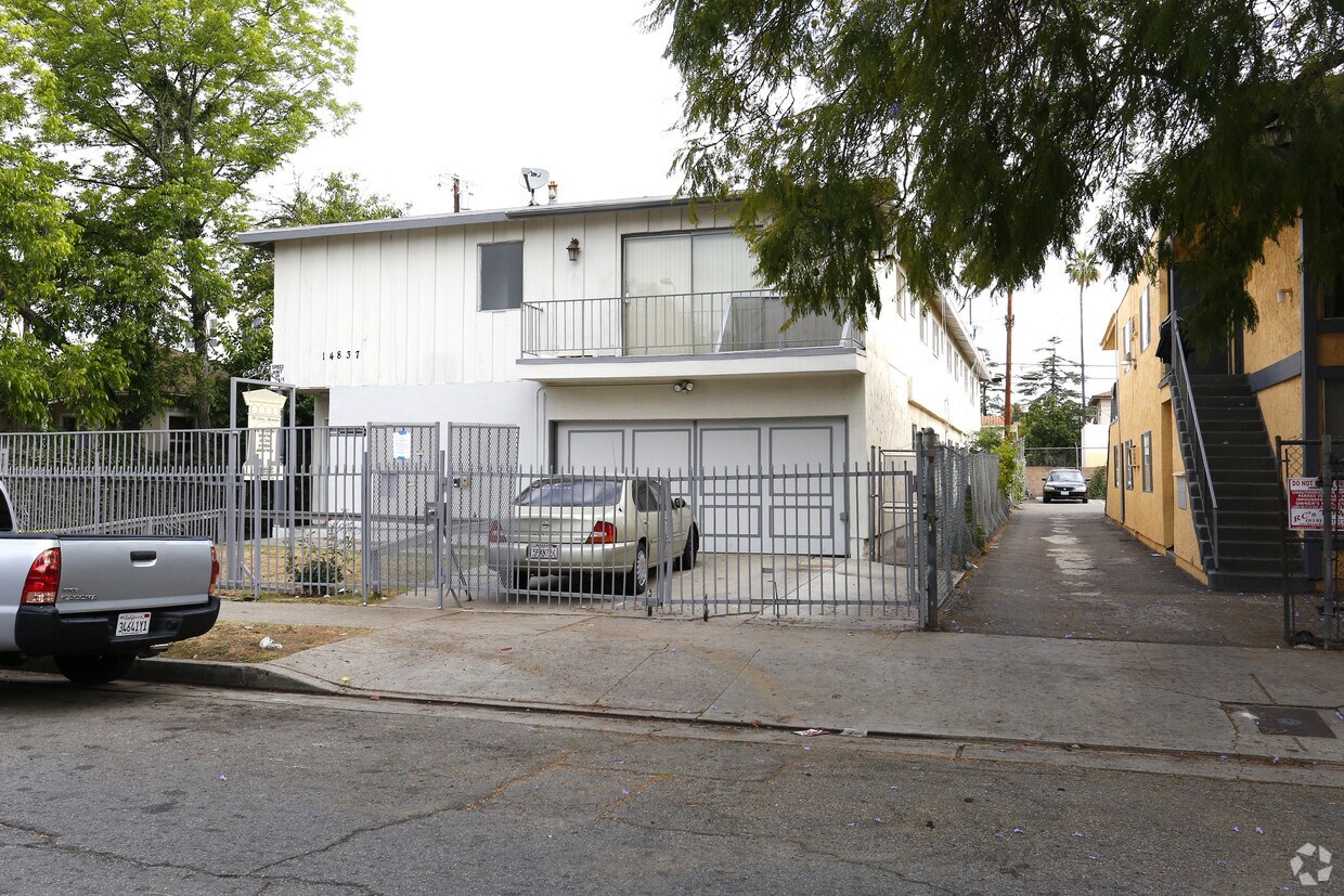Building Photo - 14837 Delano St