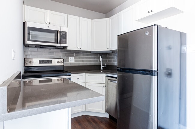 Building Photo - 827 W Lakeside Pl