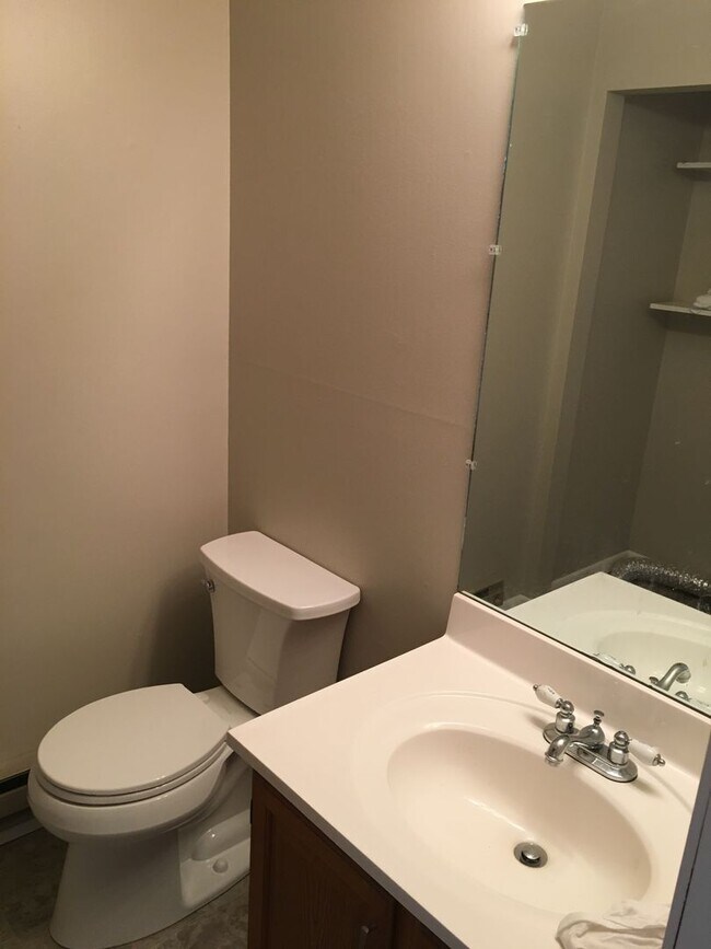 Building Photo - Very Nice 2 Bedroom townhouse with bonus f...