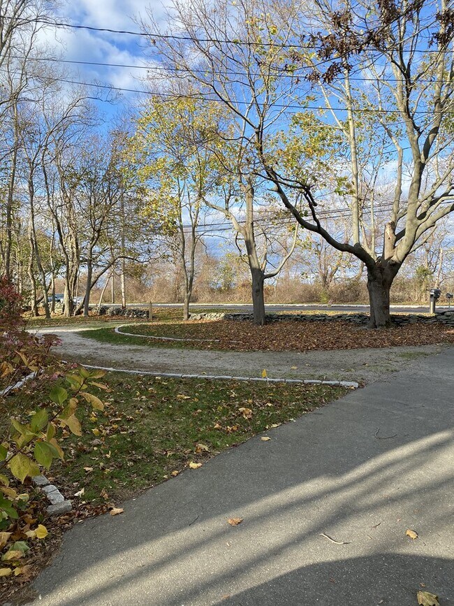 Circular driveway - 140 Green Ln