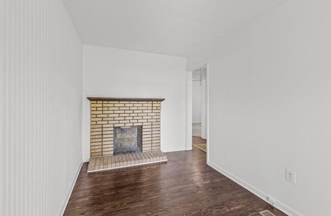 Building Photo - Beautifully Renovated 4 Bedroom 2 Bath Hom...