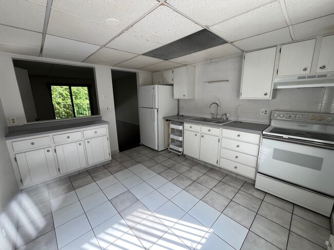 Building Photo - 1030 Dunlop Ave